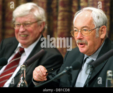 Deutsch Gerhard Ertl (L), Preisträger 2007 Nobelpreisträger für Chemie, sitzt neben Deutsch Peter Grünberg, Nobelpreisträger 2007 Nobelpreisträger für Physik, im Rahmen einer Pressekonferenz an der Königlich Schwedischen Akademie der Wissenschaften in Stockholm, Schweden, 7. Dezember 2007. Preisträger des Nobelpreises für Physik, Chemie und Wirtschaft waren eingeladen, die schwedische Akademie nur vor dem werden Stockfoto