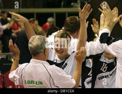 Deutschlands Damen jubeln Gewinn der Frauen Handball World Championship Hauptrunde Gruppe II Spiel Spanien gegen Deutschland in Dijon, Frankreich, 6. Dezember 2007. Deutschland besiegt Spanien 30-25. Foto: Rolf Haid Stockfoto