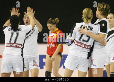 Deutschlands Damen jubeln Gewinn der Frauen Handball World Championship Hauptrunde Gruppe II Spiel Spanien gegen Deutschland in Dijon, Frankreich, 6. Dezember 2007. Deutschland besiegt Spanien 30-25. Foto: Rolf Haid Stockfoto