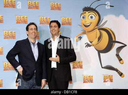 US-Komiker Jerry Seinfeld (L) und seine Synchronsprecher deutsche Synchronsprecher Bastian Pastewka (R), stellen während des Telefonats Foto für ihren Film "Bee Movie" in Berlin, Deutschland, 7. Dezember 2007. Der Animationsfilm befasst sich mit den Abenteuern von männliche Biene Barry und werden am 13. Dezember in den deutschen Kinos. Foto: RAINER JENSEN Stockfoto