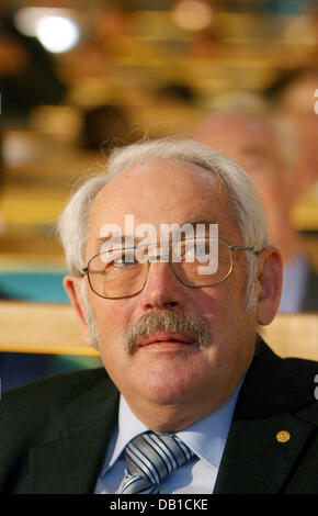 Deutsche Peter Grünberg Preisträger 2007 Nobelpreis für Physik befindet sich in der großen Aula der Universität Stockholm in Stockholm, Schweden, 8. Dezember 2007. Preisträger des Nobelpreises für Physik, Chemie und Wirtschaft durften in die schwedische Akademie kurz vor der feierlichen Verleihung am 10. Dezember stattfinden. Gruenberg werden Grabmahl für die Entdeckung des GMR-E Stockfoto