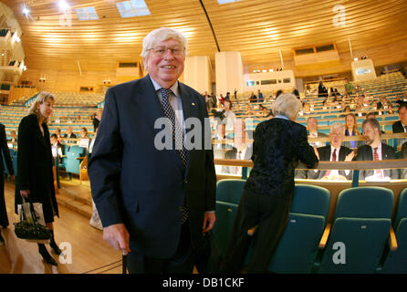 Deutsch Gerhard Ertl Preisträger 2007 Nobelpreisträger für Chemie ist vor seinem Vortrag in der großen Aula der Universität Stockholm in Stockholm, Schweden, 8. Dezember 2007 abgebildet. Preisträger des Nobelpreises für Physik, Chemie und Wirtschaft durften in die schwedische Akademie kurz vor der feierlichen Verleihung am 10. Dezember stattfinden. Ertl wird sein Grabmahl für seine Stockfoto