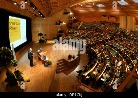 Preisträger des Nobelpreises für Physik Deutsch Peter Grünberg 2007 hält einen Vortrag in der großen Aula der Universität Stockholm in Stockholm, Schweden, 8. Dezember 2007. Preisträger des Nobelpreises für Physik, Chemie und Wirtschaft durften in die schwedische Akademie kurz vor der feierlichen Verleihung am 10. Dezember stattfinden. Gruenberg werden Grabmahl für die Entdeckung Stockfoto