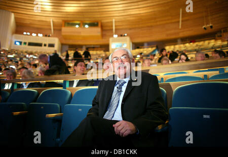 Deutsche Peter Grünberg Preisträger 2007 Nobelpreis für Physik befindet sich in der großen Aula der Universität Stockholm in Stockholm, Schweden, 8. Dezember 2007. Preisträger des Nobelpreises für Physik, Chemie und Wirtschaft durften in die schwedische Akademie kurz vor der feierlichen Verleihung am 10. Dezember stattfinden. Gruenberg werden Grabmahl für die Entdeckung des GMR-E Stockfoto