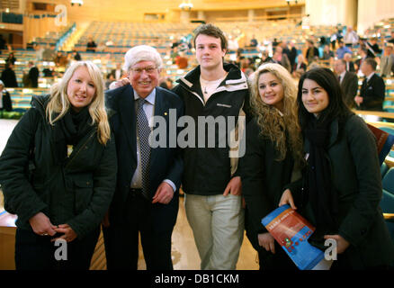 Deutsch Gerhard Ertl Preisträger 2007 Nobelpreis für Chemie posiert mit Studenten in der großen Aula der Universität Stockholm in Stockholm, Schweden, 8. Dezember 2007. Preisträger des Nobelpreises für Physik, Chemie und Wirtschaft durften in die schwedische Akademie kurz vor der feierlichen Verleihung am 10. Dezember stattfinden. Ertl wird sein Grabmahl für seine genaue Studie o Stockfoto