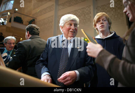 Deutsch Gerhard Ertl Preisträger des Nobelpreises für Chemie 2007 im Gespräch mit Studenten vor seinem Vortrag in der großen Aula der Universität Stockholm in Stockholm, Schweden, 8. Dezember 2007. Preisträger des Nobelpreises für Physik, Chemie und Wirtschaft durften in die schwedische Akademie kurz vor der feierlichen Verleihung am 10. Dezember stattfinden. Ertl wird sein Grabmahl fo Stockfoto