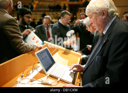 Deutsch Gerhard Ertl Preisträger des Nobelpreises für Chemie 2007 bereitet einen Vortrag an der großen Aula der Universität Stockholm in Stockholm, Schweden, 8. Dezember 2007. Preisträger des Nobelpreises für Physik, Chemie und Wirtschaft durften in die schwedische Akademie kurz vor der feierlichen Verleihung am 10. Dezember stattfinden. Ertl wird sein Grabmahl für seine genaue stud Stockfoto