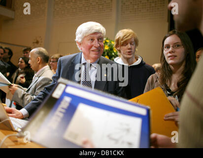 Deutsch Gerhard Ertl Preisträger des Nobelpreises für Chemie 2007 im Gespräch mit Studenten vor seinem Vortrag in der großen Aula der Universität Stockholm in Stockholm, Schweden, 8. Dezember 2007. Preisträger des Nobelpreises für Physik, Chemie und Wirtschaft durften in die schwedische Akademie kurz vor der feierlichen Verleihung am 10. Dezember stattfinden. Ertl wird sein Grabmahl fo Stockfoto