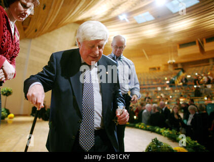 Deutsch Gerhard Ertl Preisträger des Nobelpreises für Chemie 2007 verlässt die Bühne nach einem Vortrag an der großen Aula der Universität Stockholm in Stockholm, Schweden, 8. Dezember 2007. Preisträger des Nobelpreises für Physik, Chemie und Wirtschaft durften in die schwedische Akademie kurz vor der feierlichen Verleihung am 10. Dezember stattfinden. Ertl wird sein Grabmahl für seine Stockfoto