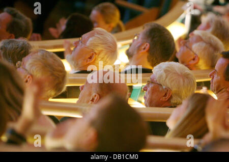 Deutsch Gerhard Ertl Preisträger 2007 Nobelpreisträger für Chemie hört einen Vortrag an der großen Aula der Universität Stockholm in Stockholm, Schweden, 8. Dezember 2007. Preisträger des Nobelpreises für Physik, Chemie und Wirtschaft durften in die schwedische Akademie kurz vor der feierlichen Verleihung am 10. Dezember stattfinden. Ertl wird sein Grabmahl für seine genaue Studie Stockfoto