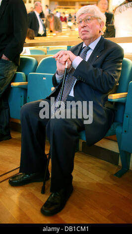 Deutsch Gerhard Ertl Preisträger des Nobelpreises für Chemie 2007 sitzt an der großen Aula der Universität Stockholm in Stockholm, Schweden, 8. Dezember 2007. Preisträger des Nobelpreises für Physik, Chemie und Wirtschaft durften in die schwedische Akademie kurz vor der feierlichen Verleihung am 10. Dezember stattfinden. Ertl wird sein Grabmahl für seine genaue Studie der chemischen reac Stockfoto