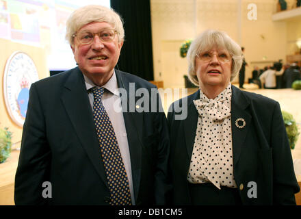 Deutsch Gerhard Ertl Preisträger 2007 Nobelpreis für Chemie spricht mit seiner Frau Barbara in der großen Aula der Universität Stockholm in Stockholm, Schweden, 8. Dezember 2007. Preisträger des Nobelpreises für Physik, Chemie und Wirtschaft durften in die schwedische Akademie kurz vor der feierlichen Verleihung am 10. Dezember stattfinden. Ertl wird sein Grabmahl für seine genaue s Stockfoto