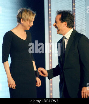 U.S.-Comedian Jerry Seinfeld (L) und US-Schauspielerin Renee Zellweger sind während der ZDF-Fernsehsendung "Wetten, dass..?" in Graz, Österreich, 8. Dezember 2007 abgebildet. TV - Gastgeber Thomas Gottschalk begrüßt seine prominenten Gäste zum 172. Mal auf der live-Wett-Show. Foto: Patrick Seeger Stockfoto