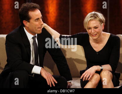 U.S.-Comedian Jerry Seinfeld (L) und US-Schauspielerin Renee Zellweger sind während der ZDF-Fernsehsendung "Wetten, dass..?" in Graz, Österreich, 8. Dezember 2007 abgebildet. TV - Gastgeber Thomas Gottschalk begrüßt seine prominenten Gäste zum 172. Mal auf der live-Wett-Show. Foto: Joerg Koch Stockfoto