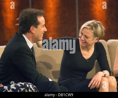 U.S.-Comedian Jerry Seinfeld (L) und US-Schauspielerin Renee Zellweger sind während der ZDF-Fernsehsendung "Wetten, dass..?" in Graz, Österreich, 8. Dezember 2007 abgebildet. TV - Gastgeber Thomas Gottschalk begrüßt seine prominenten Gäste zum 172. Mal auf der live-Wett-Show. Foto: Patrick Seeger Stockfoto