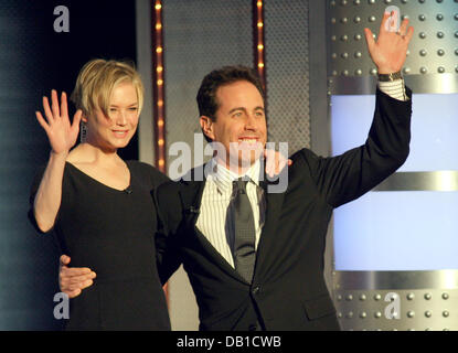 U.S.-Comedian Jerry Seinfeld (L) und US-Schauspielerin Renee Zellweger sind während der ZDF-Fernsehsendung "Wetten, dass..?" in Graz, Österreich, 8. Dezember 2007 abgebildet. TV - Gastgeber Thomas Gottschalk begrüßt seine prominenten Gäste zum 172. Mal auf der live-Wett-Show. Foto: Patrick Seeger Stockfoto