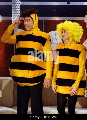 U.S.-Comedian Jerry Seinfeld (L) und US-Schauspielerin Renee Zellweger eine Biene Kostüm tragen während der ZDF-Fernsehsendung "Wetten, dass..?" in Graz, Österreich, 8. Dezember 2007. TV - Gastgeber Thomas Gottschalk begrüßt seine prominenten Gäste zum 172. Mal auf der live-Wett-Show. Zellweger und Seinfeld mussten die Biene Kostüm zu tragen, nach dem Verlust ihrer Wette.  Foto: Patrick Seeger Stockfoto