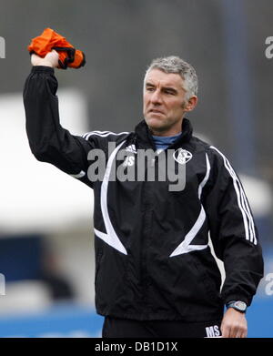 Schalke Trainer Mirko Slomka Wirft Eine Trikot Wahrend Des Trainings In Gelsenkirchen Deutschland 10 Dezember 2007 Fc Schalke 04 Bereitet Sich Auf Die Champions League Gruppe B Spiel Gegen Rosenborg Trondheim Am 11 Dezember 2007 Foto