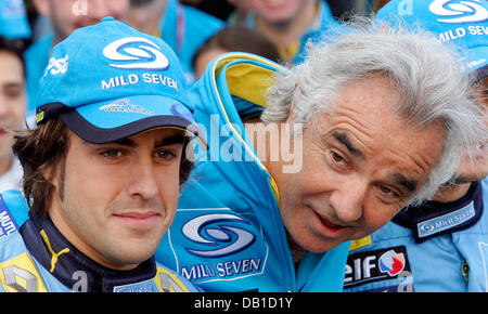 Datei - Renault F1 Team wichtigsten italienischen Flavio Briatore (R) spricht mit spanischen Formel-1-Fahrer Fernando Alonso im Albert Park Street Circuit in Melbourne, Australien, 2. April 2006. Doppelte Formel1 Weltmeister Alonso kehrt zu seinem ehemaligen Team Renault nächste Saison. Foto: Gero Breloer Stockfoto