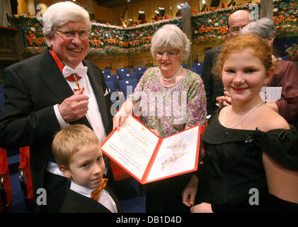 Deutsch Gerhard Ertl (L), Nobelpreisträger in Chemie, seine Frau und Enkelkinder sind im Bild bei der Preisverleihung in Stockholm, Schweden, 10. Dezember 2007 Nobelpreis. Die Nobelpreise 2007 sind mit insgesamt 1,1 Millionen Euro dotiert. Foto: KAY NIETFELD Stockfoto