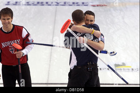 Peter Smith (C) und David Murdoch (R) Umarmung nach dem Gewinn der 2007 European Curling Championships Final match Norwegen V Schottland in Füssen, Deutschland, 8. Dezember 2007. Foto: Karl-Josef Hildenbrand Stockfoto