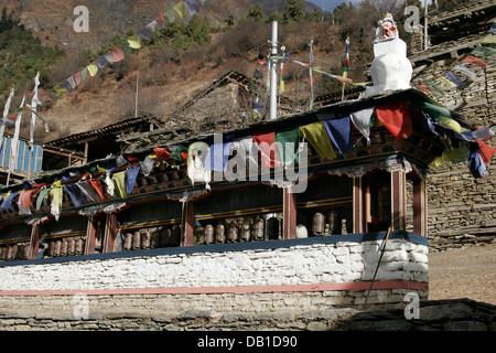 Tibetische buddhistische Gebetsmühle Wand, Upper Pisang Dorf, Annapurna Circuit, Annapurna Conservation Area, Nepal Stockfoto