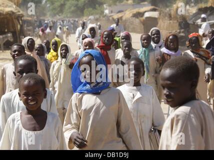 Sudanesische Kinder sind in West-Darfur Stadt Bindisi, Sudan, 10. Dezember 2007 abgebildet. Rund 17.000 Stellen intern Vertriebenen zwei Drittel der Bevölkerung von Bindisi. Foto: Peter Steffen Stockfoto