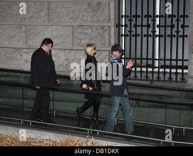 Hotelerbin Paris Hilton und zwei Bodyguards Kopf für eine Tour durch den Reichstag nach dem Ausscheiden aus Solar Club, wo Hilton präsentiert Dosen Prosecco, in Berlin, Deutschland, 12. Dezember 2007. Hilton will bei ihrem fünftägigen Besuch in die deutsche Hauptstadt geben eine Autogrammstunde, einkaufen gehen, zu Finanzierungshilfen Kuppel des Reichtages und den Weihnachtsmarkt zu schlendern. Foto: John Farr/Reveal-Pho Stockfoto