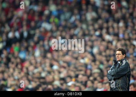 (Dpa-Datei) Die Datei Bild vom 20. Februar 2007 zeigt dann Real Madrid Trainer, italienische Fabio Capello, während der UEFA CHampions League Runde der letzten 16 Spiel Real Madrid V FC Bayern München im Stadion Santiago Bernabeu in Madrid, Spanien. Herr Capello bringt England Nationalmannschaft Cheftrainer vakant. Foto: Matthias Schrader Stockfoto
