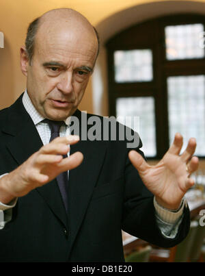 Französische ehemaligen Premierminister Alain Juppé, Bürgermeister von Bordeaux, im Rathaus von Freiburg, Deutschland, 14. Dezember 2007 abgebildet. Juppé will Freiburgs Umweltpolitik für seine Heimatstadt zu kopieren. Foto: PATRICK SEEGER Stockfoto