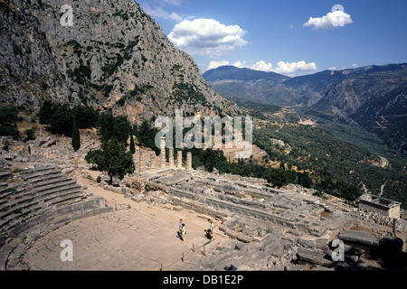 Das Bild zeigt das Theater und die Ruinen des Tempels des Apollo (L) in Delphi, Griechenland, März 2007. Delphi war eine der wichtigsten Kultstätten des antiken Griechenlands, sowohl als Ort für die Anbetung des Gottes Apollo und des Delphischen Orakels. Foto: Friedel Gierth Stockfoto