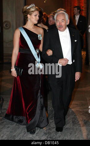 Prinzessin Madeleine von Schweden und deutschen Preisträger von 2007 den Nobelpreis für Physik, Peter Gruenberg, verlassen das Bankett, das 10. Dezember 2007 in das Rathaus von Stockholm, Schweden, statt. Der 69 Jahre alte Physiker Grünberg erhielt den Nobelpreis, dotiert mit 1,1 Millionen Euro, für seine Entdeckung des GMR-Effekts. Foto: Kay Nietfeld Stockfoto