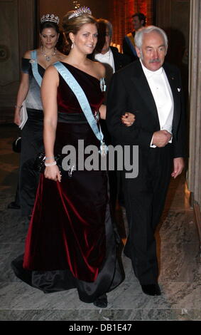 Prinzessin Madeleine von Schweden und deutschen Preisträger von 2007 den Nobelpreis für Physik, Peter Gruenberg, verlassen das Bankett, das 10. Dezember 2007 in das Rathaus von Stockholm, Schweden, statt. Der 69 Jahre alte Physiker Grünberg erhielt den Nobelpreis, dotiert mit 1,1 Millionen Euro, für seine Entdeckung des GMR-Effekts. Foto: Kay Nietfeld Stockfoto