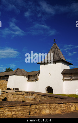 Weißer Turm und einer Festungsmauer der Pskower Kreml, Russland Stockfoto