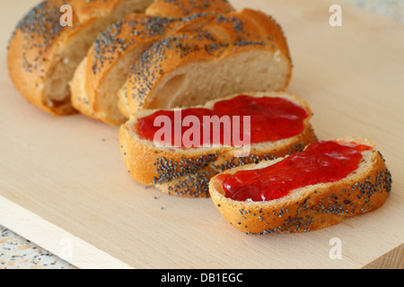 Challah Scheiben mit Erdbeermarmelade Stockfoto