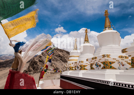 Buddhistischen Stupas und Gebetsfahnen im Thikse Kloster, Leh Stockfoto