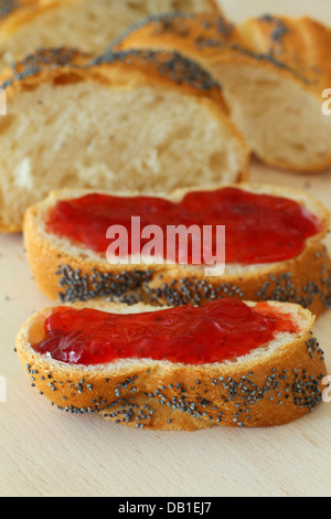 Challah Scheiben mit Erdbeermarmelade Stockfoto