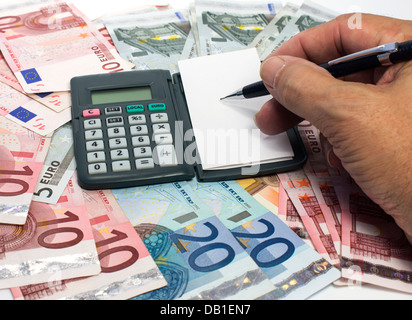 Man berechnet das Euro-Geld-Papier Stockfoto