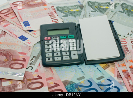 Pen mit Papier und Taschenrechner Euro-Geld Stockfoto
