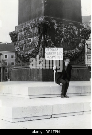 Demonstrationen, Deutschland, Mann, der gegen den Vietnamkrieg demonstriert, Karolinenplatz, München, Deutschland, 1960er Jahre, Zusatzrechte-Clearences-nicht vorhanden Stockfoto