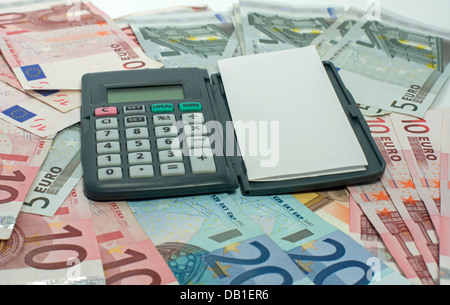 Pen mit Papier und Taschenrechner Euro-Geld Stockfoto