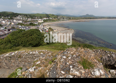 Stadt von Criccieth, Wales.  Erhöhten malerischen Blick von der walisischen Stadt Criccieth mit dem östlichen Strand im Vordergrund. Stockfoto