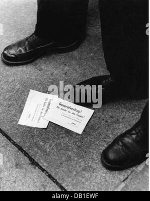 Demonstrationen, Deutschland, Einladungen zu einer Sitzung der sozialdemokratischen Partei Deutschlands gegen den Allgemeinen Vertrag bei einer Demonstration des deutschen Gewerkschaftsbundes, Königsplatz, München, Deutschland, 26.5.1952, Zusatzrechte-Clearences-nicht vorhanden Stockfoto