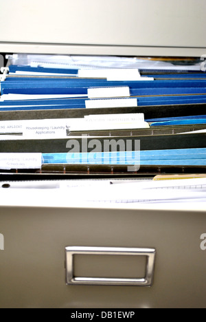 Dateien in eine Schublade öffnen Stockfoto
