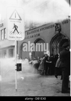 Demonstrationen, Deutschland, Proteste gegen verlängerte Öffnungszeiten samstags, Kaufingerstraße, München, 20.6.1953, Zusatzrechte-Clearences-nicht verfügbar Stockfoto