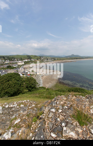 Stadt von Criccieth, Wales.  Erhöhten malerischen Blick von der walisischen Stadt Criccieth mit dem östlichen Strand im Vordergrund. Stockfoto