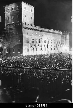 Nationalsozialismus / Nationalsozialismus, Politik, Achse Rom-Berlin, Reise des Reichskanzlers Adolf Hitler nach Italien, 3. - 10.5.1938, faszinierte Menschenmenge vor dem Palazzo Venezia, Rom, 7.5.1938, Achse Rom - Berlin, Menschen, Gebäude, Faschismus, Faschismus, Faschisten, Hochwertung, Staatsbesuch, Staatsbesuche, Deutschland, Deutsches Reich, Drittes Reich, 1930er, 30er, 30er, 20ster Jahrhundert, Politik, Politik, Faszination, faszinierend, historisch, historisch, Zusatzrechte-Clearences-nicht vorhanden Stockfoto