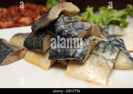 Stücke von rohem Fisch Makrele in weißer Teller Stockfoto