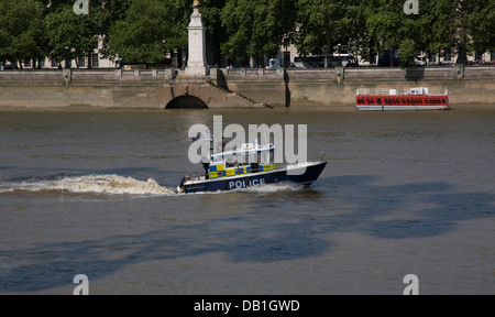 Ein Polizei-Start auf der Themse im Schatten des London Eye. Stockfoto