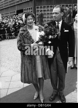 Victoria Louise, 13.9.1892 - 11.12.1980, Herzogin von Braunschweig 2.11.1913 - 8.11.1918, mit ihrem Sohn Prinz Christian von Hannover während der Hochzeit von Friedrich Augustus von Oldenburg mit Mary Cecily von Preßburg, Kaiser Wilhelm Gedächtniskirche, Berlin, 4.12.1965, Stockfoto